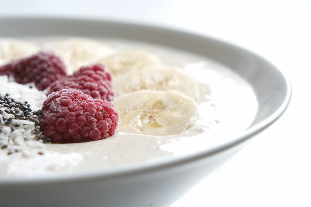 Chai tee Schale Smoothie Himbeeren und Banane