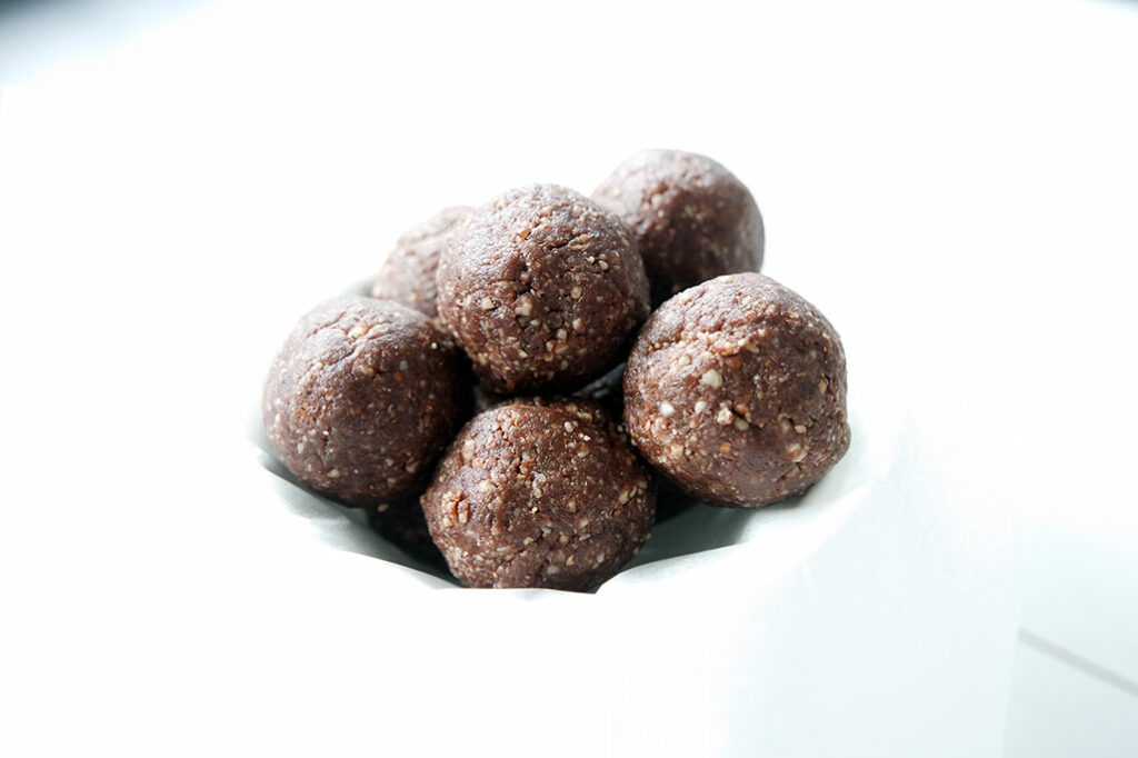clean eating brownies bällchen energy balls bliss balls blog