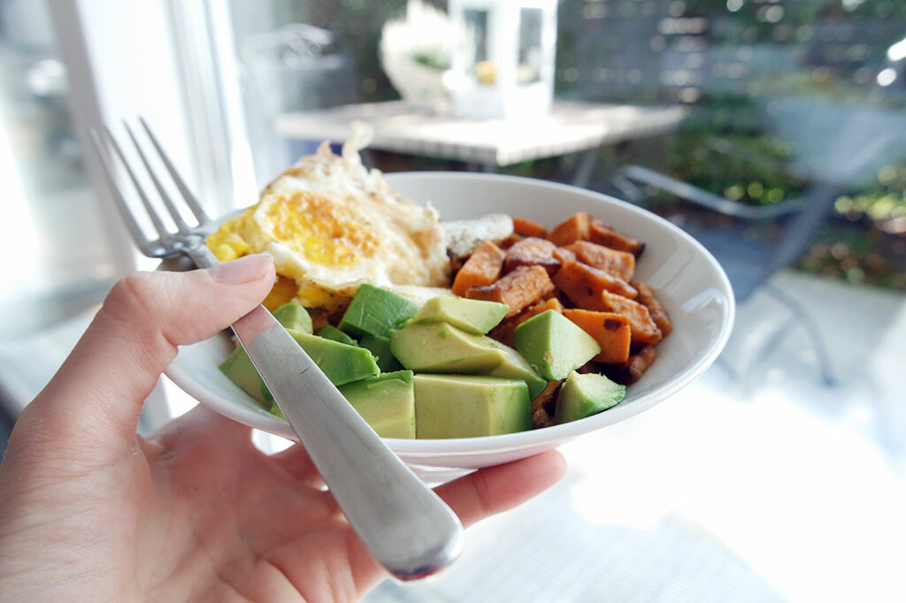 schnelles clean eating mittagessen ei süßkartoffel avocado blog