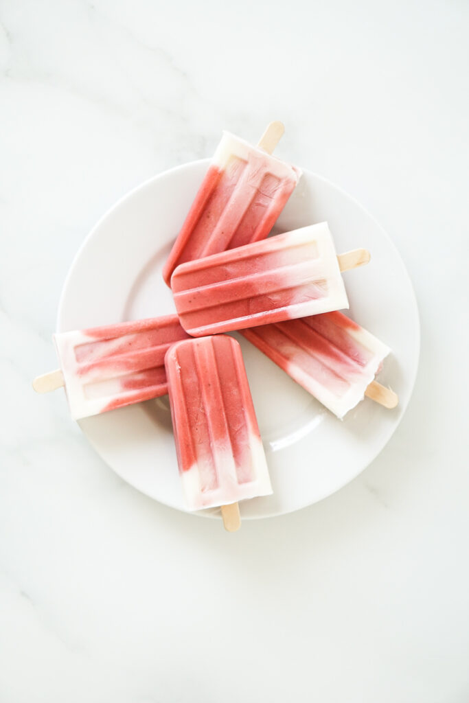 popsicles eis am Stil gesund ohne Zucker Rhabarber Erdbeere Quark