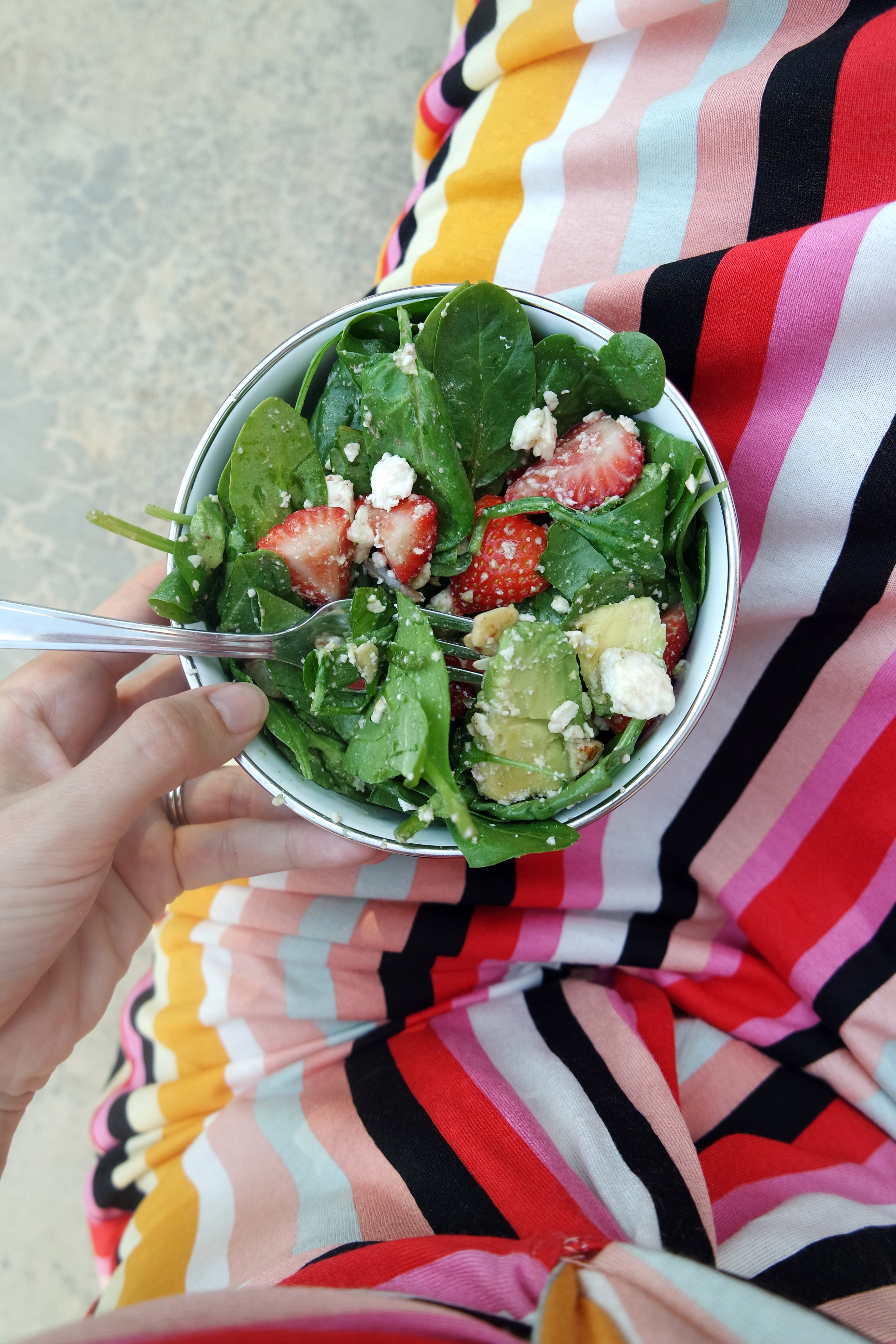 Sommer Salat Avocado Erdbeeren feta 