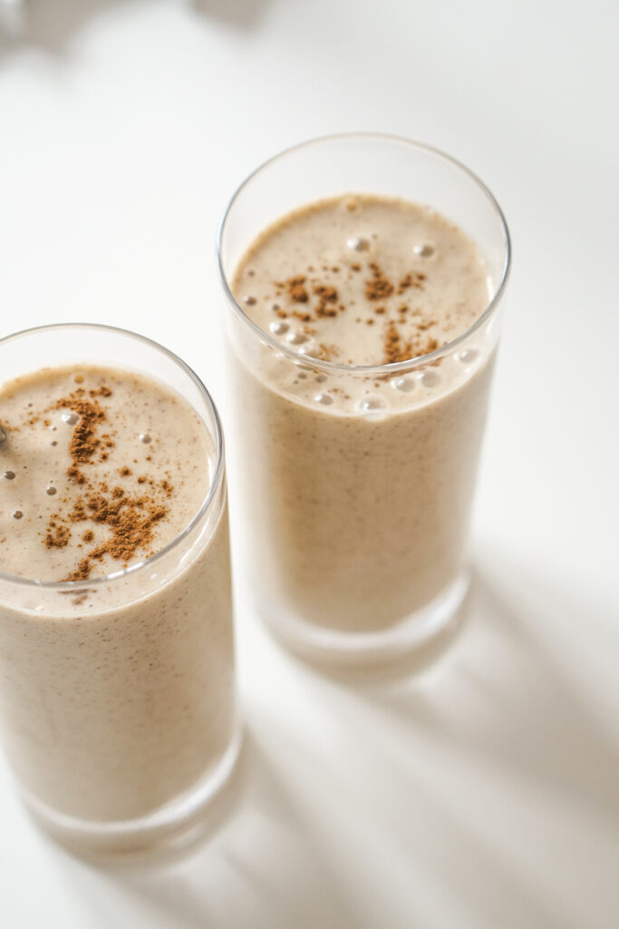 Frühstücks smoothie Banane Zimt Leinsamen Nussmus